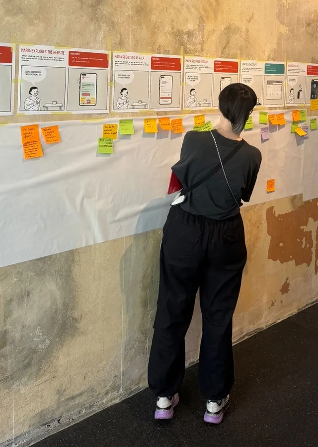 A photo of me facilitating the user journey workshop for Paulina24 in the Berlin onsite